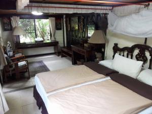 ein Schlafzimmer mit einem großen Bett und einem Schreibtisch in der Unterkunft Gap's house in Chiang Mai
