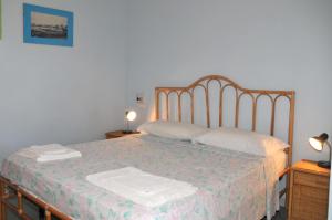 sypialnia z łóżkiem z dwoma ręcznikami w obiekcie Agriturismo Zinedi w mieście Pantelleria