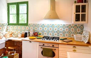 cocina con fogones y encimera en Torre Alpicella - Holiday Home, en Diano Marina