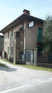 un bâtiment avec un panneau sur son côté dans l'établissement Albergo Armida, à Castenedolo