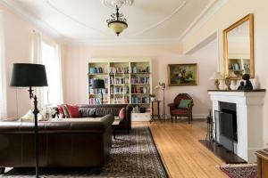 a living room with a couch and a fireplace at Tiendegaarden Møns Klint in Borre