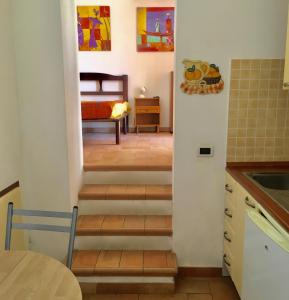 een keuken met een trap naar een kamer bij Studio Rio Marina sul mare AC in Rio Marina