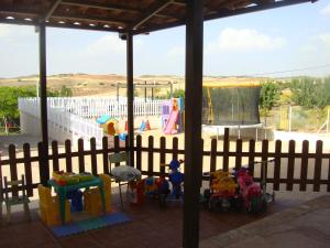 - Vistas a un parque infantil con valla en casa rural terron, en Alhambra