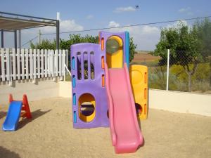 un pequeño parque infantil con un tobogán en un patio de juegos en casa rural terron, en Alhambra