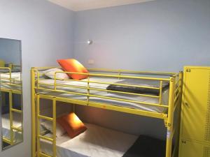 Breeze Lodge في بريزبين: غرفة بسريرين بطابقين في غرفة
