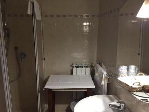 ein Badezimmer mit Dusche, Waschbecken und Toilette in der Unterkunft Hotel Belvedere in Sanremo + 41 Fotos
