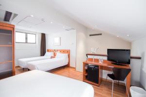 Posteľ alebo postele v izbe v ubytovaní Petit Palace Cliper-Gran Vía