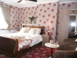 เตียงในห้องที่ Cherry Blossom Guest House