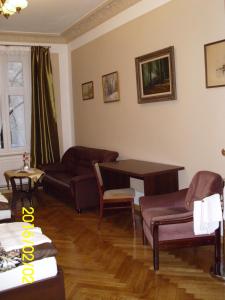 een woonkamer met een bank en een tafel bij Apartment Irene in Poznań