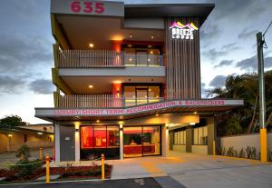 uma vista de um hotel com uma placa em frente em Breeze Lodge em Brisbane