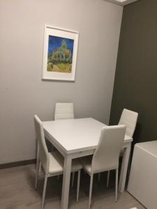 ヒホンにあるSagrado Corazonの白いテーブルと椅子