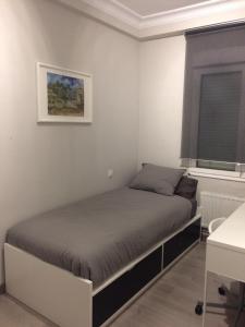 ヒホンにあるSagrado Corazonの窓付きの部屋にベッド付きのベッドルーム1室があります。