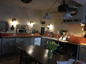 uma cozinha com uma mesa de madeira e uma sala de jantar em Clos Mariotte em Vouvray