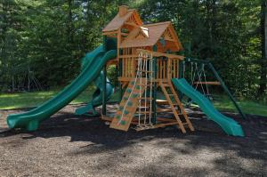 un parque infantil con tobogán y estructura de juegos en Saco River Motor Lodge & Suites, en Center Conway