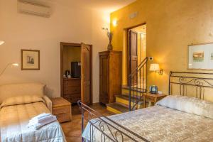 a bedroom with a bed and a dresser at Relais Le Clarisse in Rome