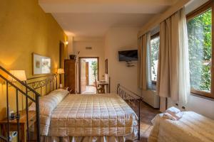 a bedroom with a bed and a dresser at Relais Le Clarisse in Rome