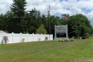 un panneau pour un camion de tacos à côté d'une clôture dans l'établissement Saco River Motor Lodge & Suites, à Center Conway