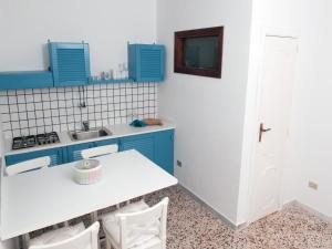 A cozinha ou cozinha compacta de Cefalù Caldura house
