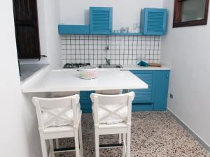 A cozinha ou cozinha compacta de Cefalù Caldura house