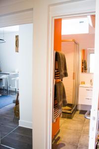 a hallway with an orange closet in a room at Appartements de Jeanne in Lille