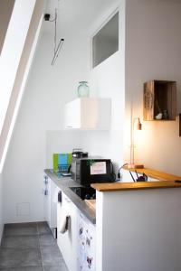 a kitchen with a counter top with a microwave at Appartements de Jeanne in Lille