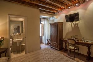 ローマにあるルレ レ クラリス ホテルのバスルーム(洗面台、トイレ付)が備わる客室です。