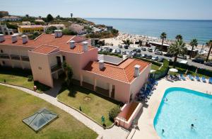 an aerial view of a resort with a swimming pool and the ocean at Apartamentos Coral do Vau in Portimão