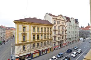 un edificio amarillo al lado de una calle en Exclusive apartment on Zborovska, en Praga