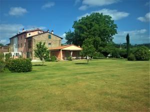 a large yard with a large house and a tree at "encantea" lovely country house in Lucca