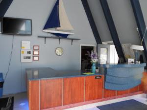 TV a/nebo společenská místnost v ubytování Cape Shore Inn