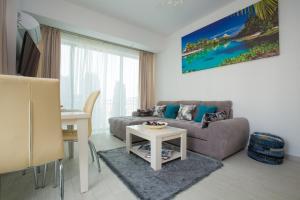 un soggiorno con divano e tavolo di Apartament Ultra Lux a Mamaia