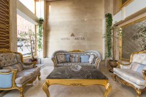ein Wohnzimmer mit einem Tisch und 2 Stühlen in der Unterkunft Antea Hotel Oldcity -Special Category in Istanbul