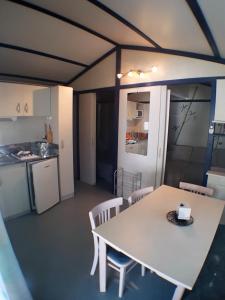 Kuchyň nebo kuchyňský kout v ubytování Camping la Chicanette