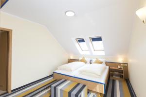 niewielka sypialnia z łóżkiem i biurkiem w obiekcie Globotel Business w mieście Garbsen