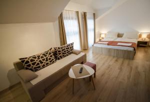 un soggiorno con un divano e un letto di Hotel Logavina 8 Garage Parking a Sarajevo
