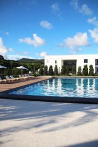 a swimming pool in front of a building at Dozen Park Kenting 墾丁12潛水訓練中心 in Kenting