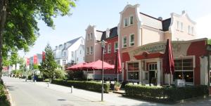 a building on the side of a street at Hotel Ostseestern in Kühlungsborn