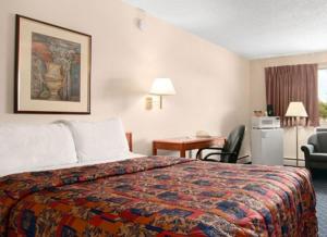 ein Hotelzimmer mit einem Bett und einem Schreibtisch in der Unterkunft Superlodge Canada in Lethbridge
