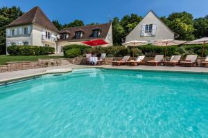 a large swimming pool in front of a house at Domaine du Bois des Anges in Germigny-lʼEvêque