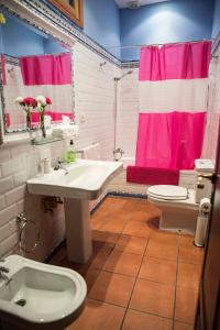 y baño con lavabo, aseo y ducha de color rosa. en Casa La Dama de Arucas en Arucas
