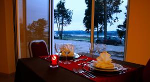 una mesa con mantel rojo y copas de vino en Palace Hotel & SPA Termas do Bicanho, en Soure