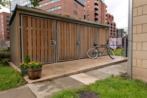 利物浦的住宿－YHA Liverpool Albert Dock，停在木结构建筑前的自行车