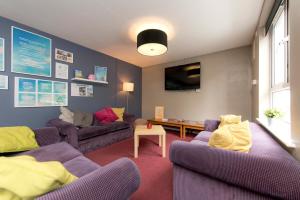 TV a/nebo společenská místnost v ubytování YHA Liverpool Albert Dock
