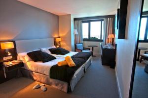 A bed or beds in a room at Hotel Isla Bella & Spa