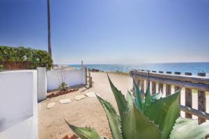 desde el balcón de una casa con vistas a la playa en Villa Erika Beach House, en Malgrat de Mar
