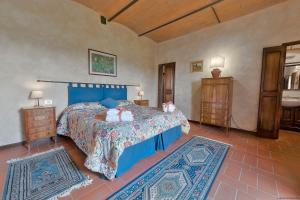 A bed or beds in a room at Podere Le Rondini