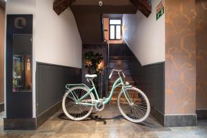 Катание на велосипеде по территории Petit Palace Tres Cruces или окрестностям