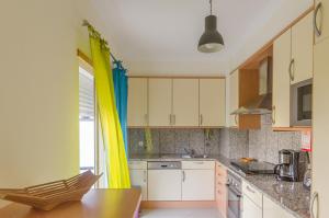 Virtuvė arba virtuvėlė apgyvendinimo įstaigoje Encosta Da Orada Vista Mar