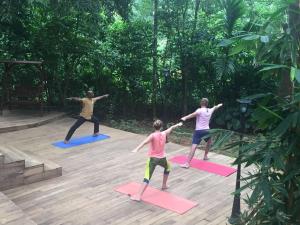 een groep mensen die yoga doen op matten bij Le leopard d 'argent in Kandy