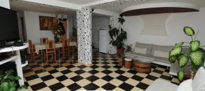 - un salon avec un canapé et une salle à manger dans l'établissement Pensiunea Mama Lia, à Haţeg